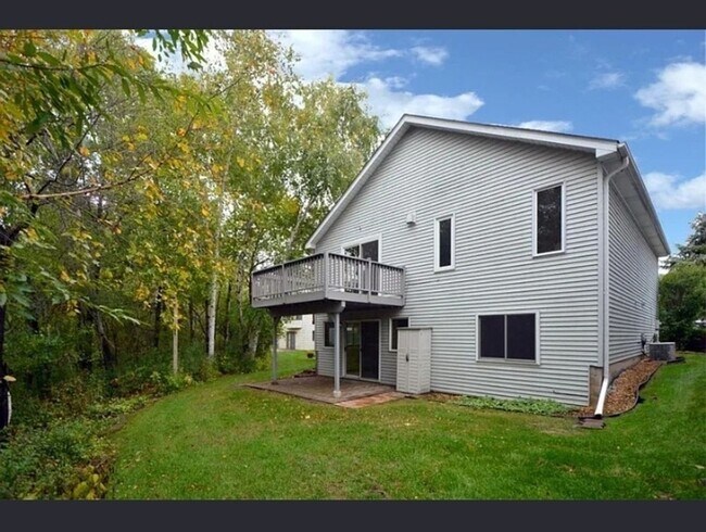 Building Photo - Charming 3BR - 2 Bath House in Shoreview