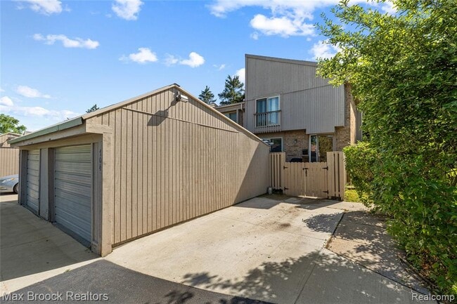 Building Photo - 704 Oakbrook Ridge Dr