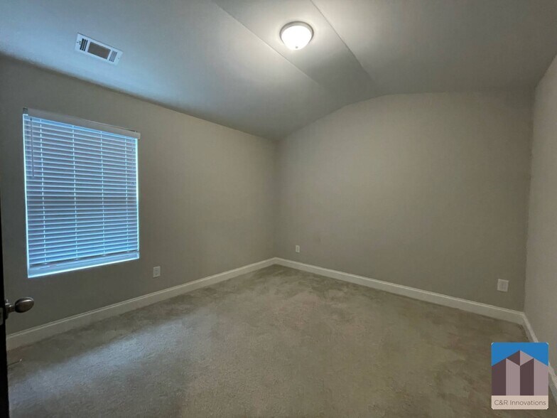 Building Photo - 300 Omnia Ridge Way