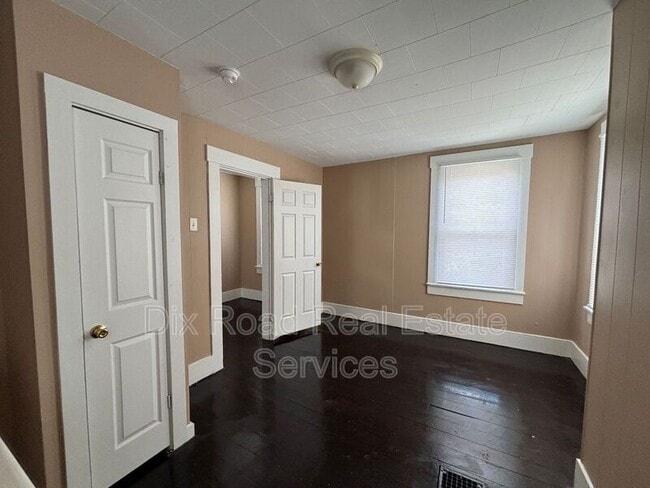 Building Photo - 123 N Miami St