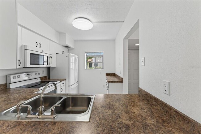 Building Photo - 5735 Gardens Dr