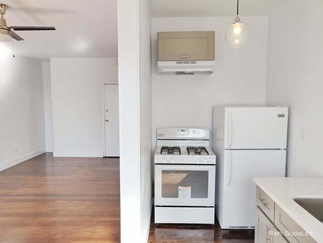 Building Photo - bedroom in Los Angeles CA 90038