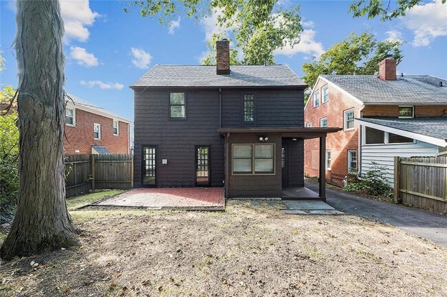 Building Photo - GORGEOUS Cleveland Hts Single Family - Ava...