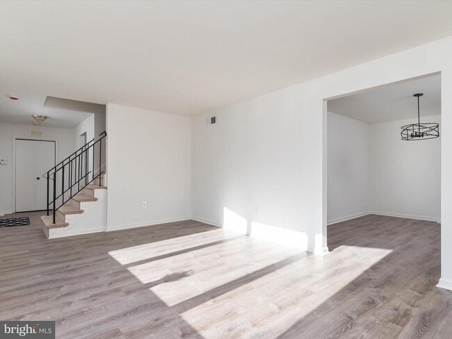 Building Photo - 402 S Cherry Grove Ave