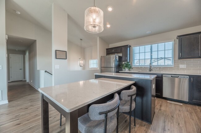 Building Photo - Open-Concept 3-Bedroom with Corner Lot Vie...