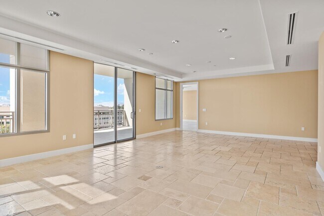 Building Photo - 2211 E Camelback Rd