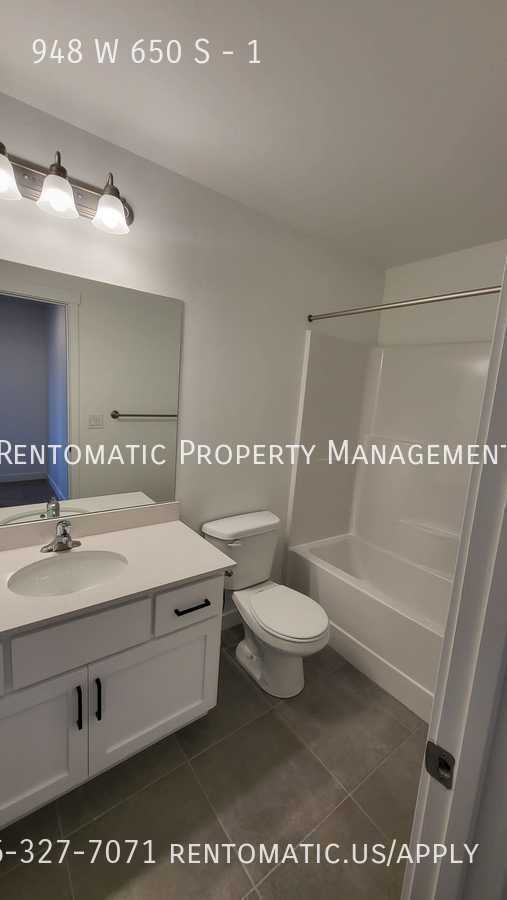 Building Photo - 948 W State Rd