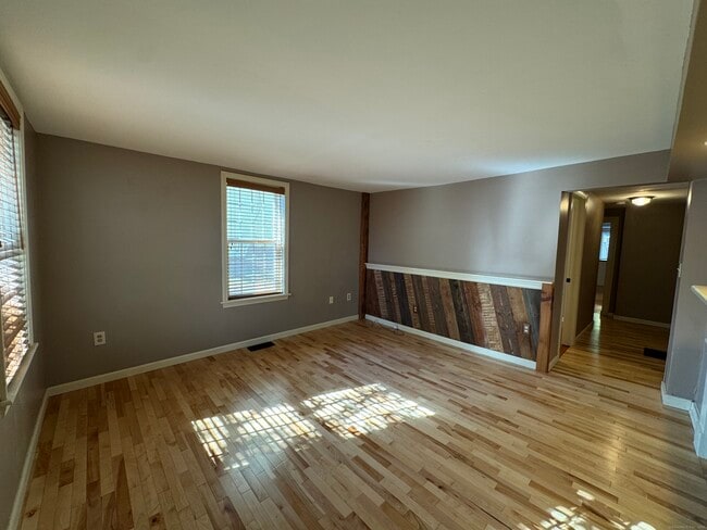 Building Photo - 158 College St