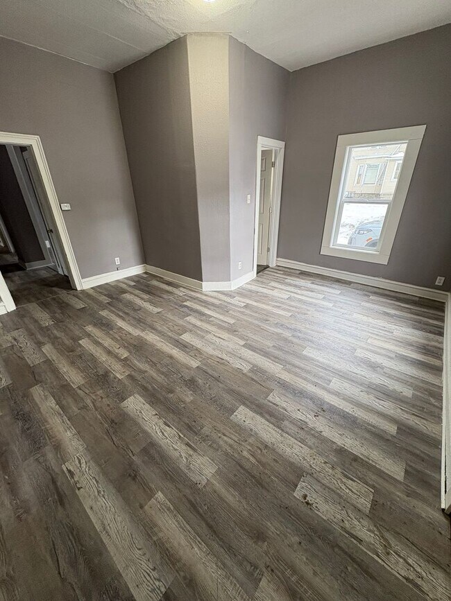 Building Photo - Recently update 2 bed 1 bath home