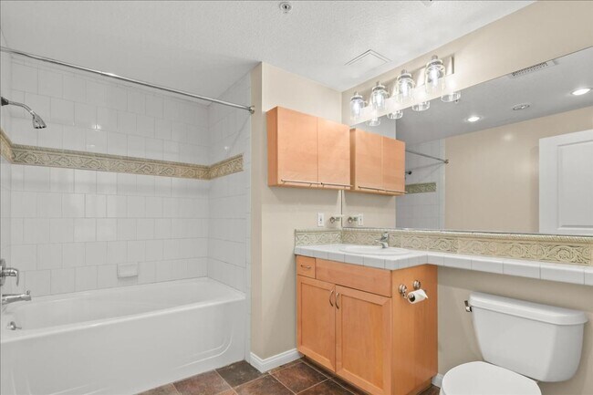 Building Photo - Move-In ready 1 Bed + Den in Discovery on Cortez Hill in Downtown