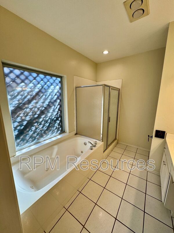 Building Photo - 6213 N Woodcreek Ct