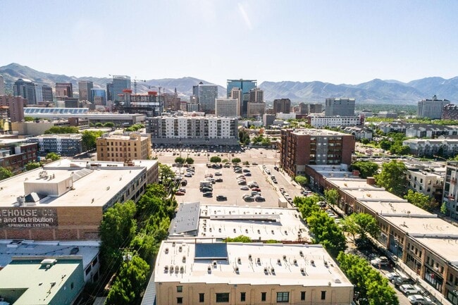 Building Photo - Urban Apartment at Pierpont Lofts with Res...