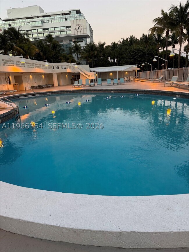 Building Photo - 2899 Collins Ave