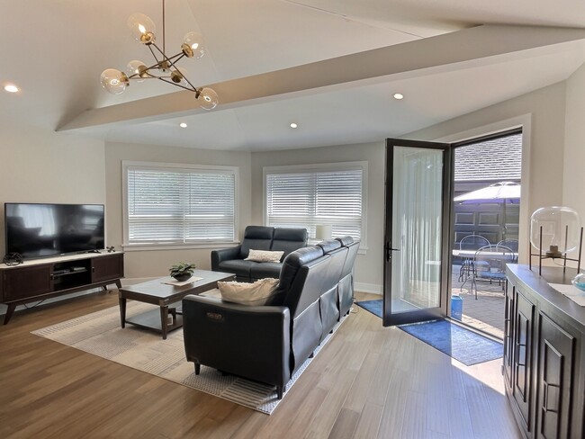 Building Photo - 5245 W Ardmore Ave