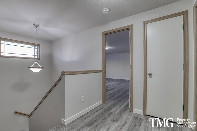 Building Photo - Spacious 4 Bedroom/2.5 Bath Hazell Dell Home!