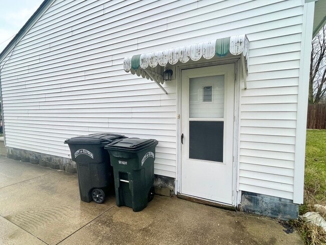 Building Photo - 3 Bed -1 Bath Single Family in Elyria