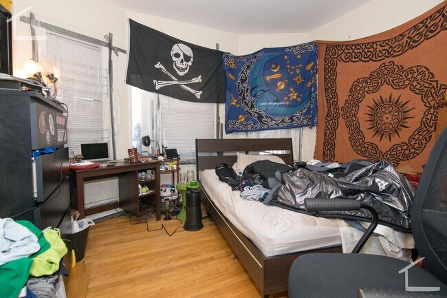 Primary Photo - Huge 6 Bed 2 Bath Perfect for BU, Availabl...