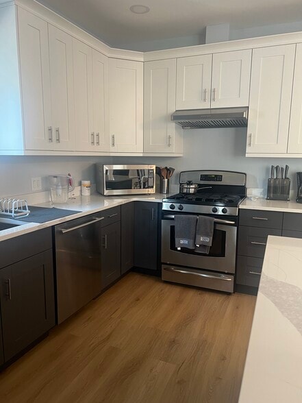 Building Photo - 4814 N Ridgeway Ave