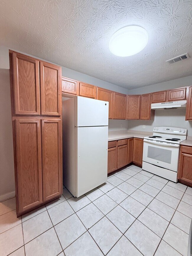 Building Photo - 2-bedroom ranch style home with garage parking!