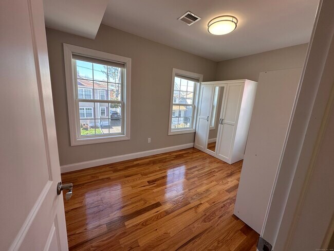 Building Photo - 41 Darina Pl