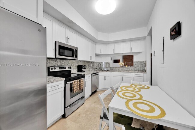 Building Photo - 888 Brickell Key Dr