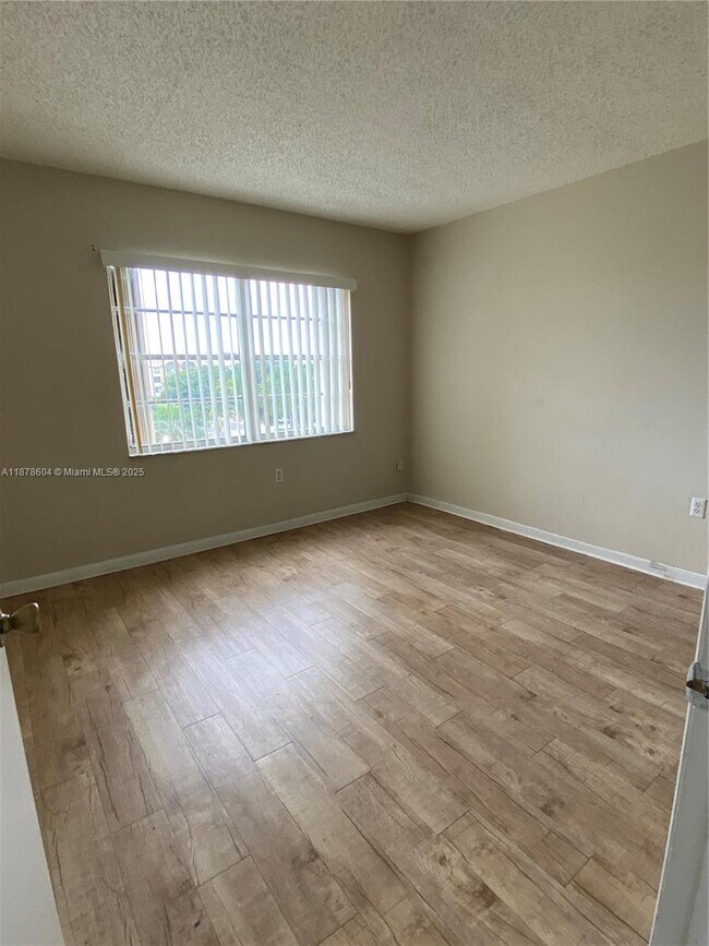Building Photo - 9350 Fontainebleau Blvd