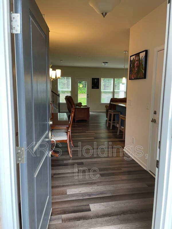 Building Photo - 245 White Oak Ridge Dr