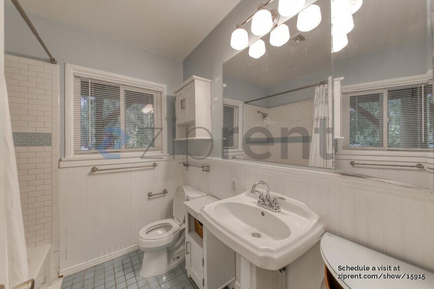 Building Photo - 5142 Balboa Blvd