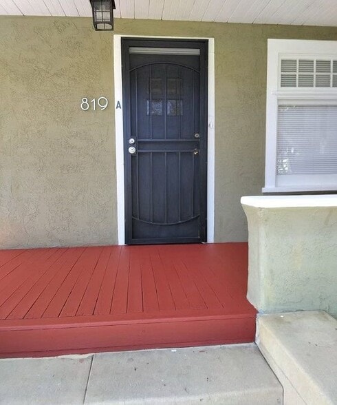 Building Photo - 819 N Dos Robles Pl