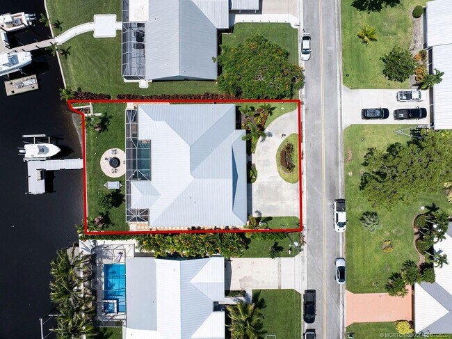 Building Photo - 562 SW Pine Tree Ln