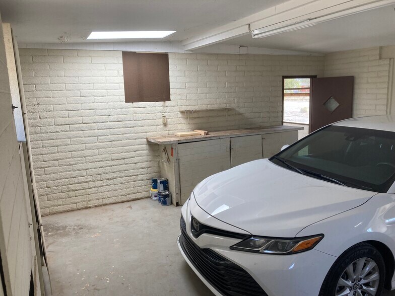 open space in garage - 5400 W Calle Cayeus