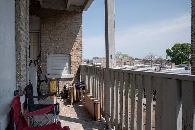 Building Photo - Albany Park - 2 Bed / 1 Bath - Laundry In-Unit w/ Central Heat