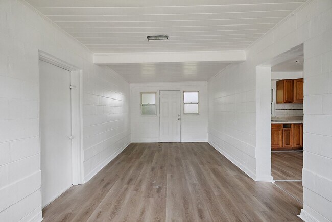 Building Photo - 623 37th Ave S