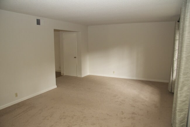 Building Photo - Wonderfull Niles location AC and garage