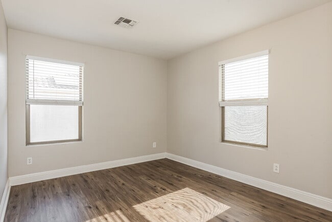 Building Photo - 9582 N 81st Dr