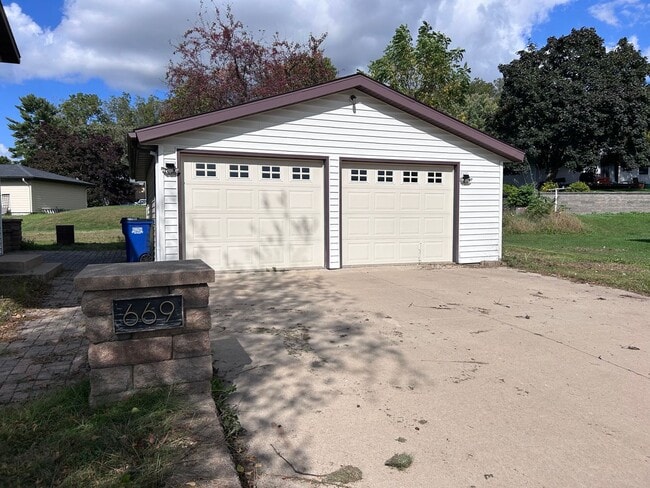 Building Photo - Spacious 4-Bedroom Home