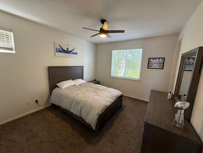 Building Photo - Lovely home in desirable Moorpark neighborhood