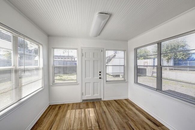 Building Photo - 1823 Angeline St