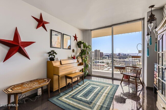 Building Photo - 207 W Clarendon Ave