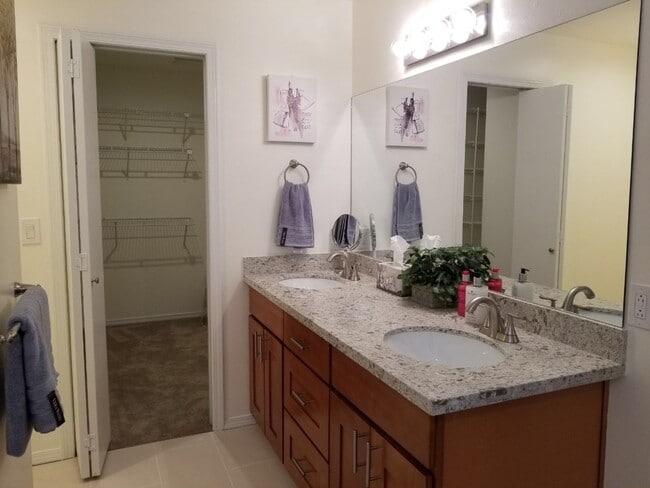 Building Photo - Beautiful 2 Story 4 Bed 2.5 Bath Home in N...