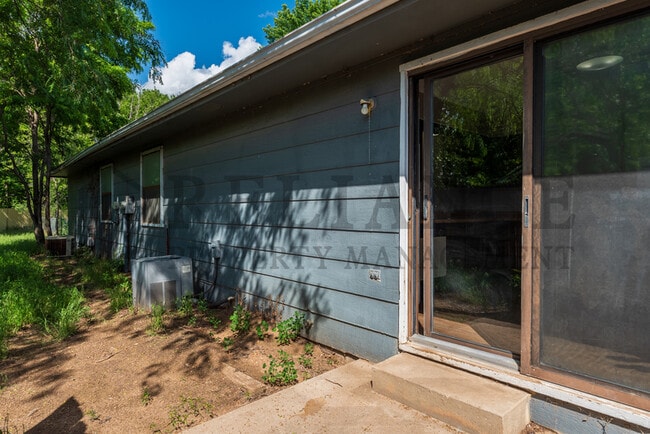 Building Photo - 1318 Peach Ave