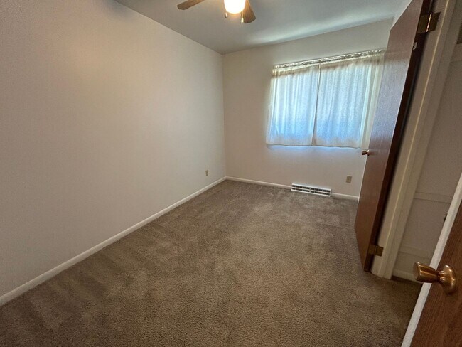 Building Photo - 5 Bed 2 Bath Home with 2 Car Attached Gara...
