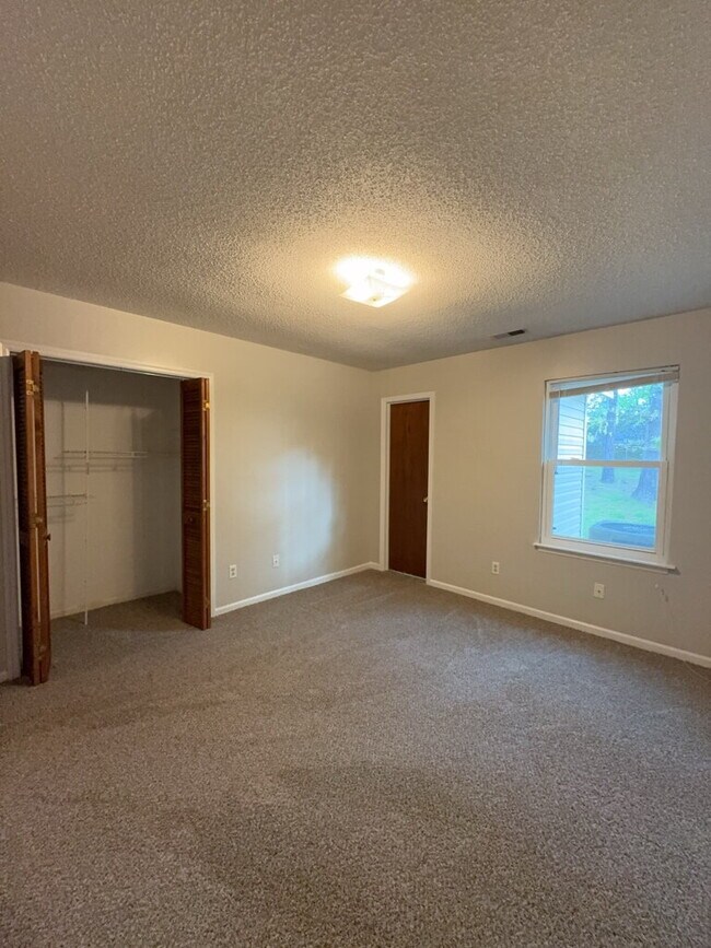 Building Photo - 233 Easy St