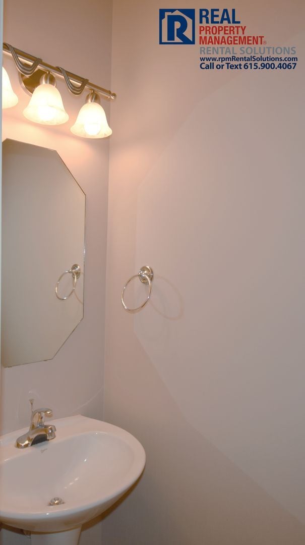 Building Photo - Charming 3 bd 2.5 ba townhouse! Washer/dryer included and attached garage!