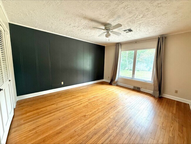 Building Photo - 1004 Brookside Dr