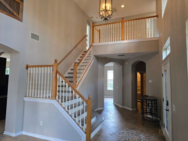 Building Photo - Newly Renovated 4/3 w/pool