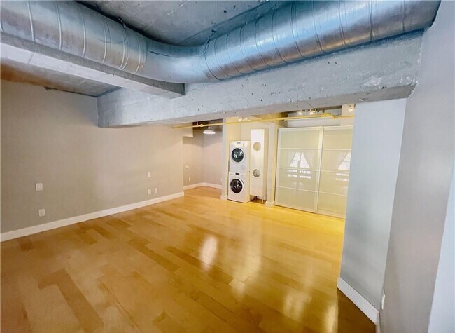 Building Photo - Modern Living in a Prime Location