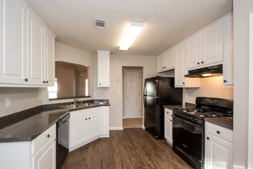 Building Photo - 310 The Gables Dr