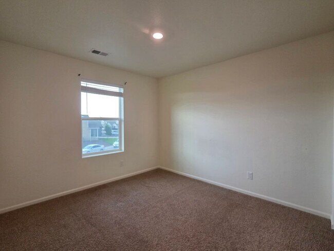 Building Photo - MASSIVE 5 Bedroom Home In Bennett!