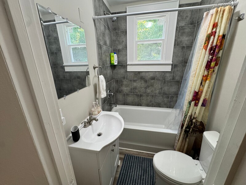 Building Photo - 214 E Horah St